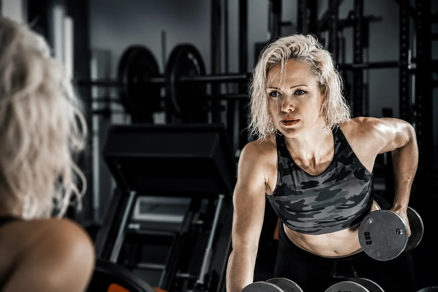 Femme adulte avec haltères en salle de sport